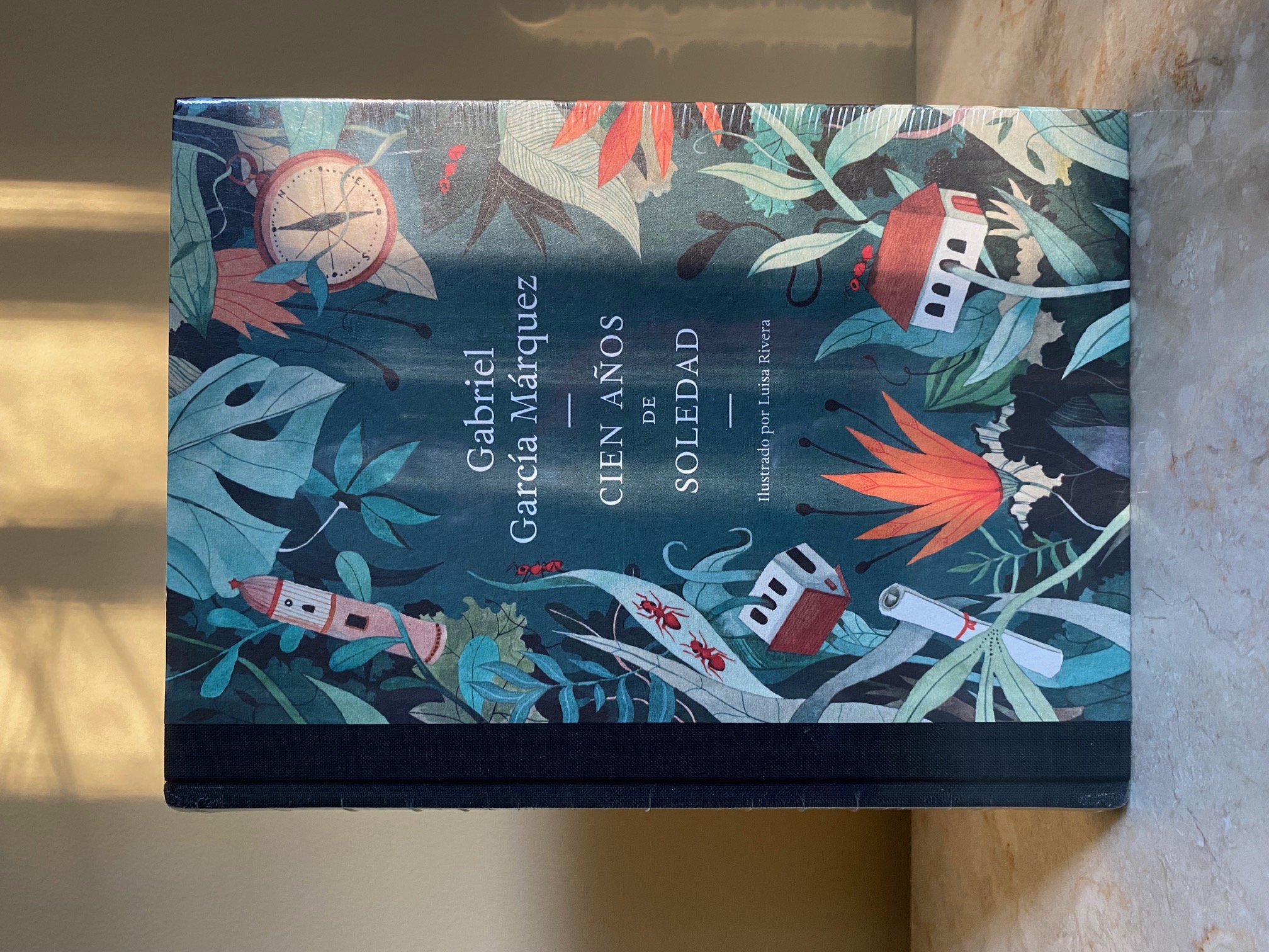 Cien Años de Soledad | One Hundred Years of Solitude | Conmemorativa Ilustrada 50 Aniversario (Spanish Edition | Gift Edition)